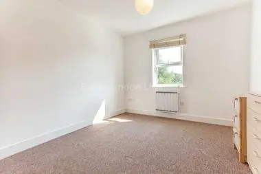 Open arrangement kitchen at Glenburnie Road, Tooting Bec, 7PJ