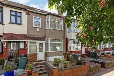 Beautiful 3 Bedroom House at Hale End Road, Walthamstow, E17, 4BQ